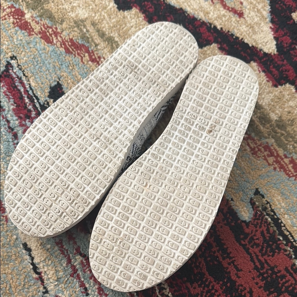 Sanuk Black and White Women's Shoes - Picture 2 of 4